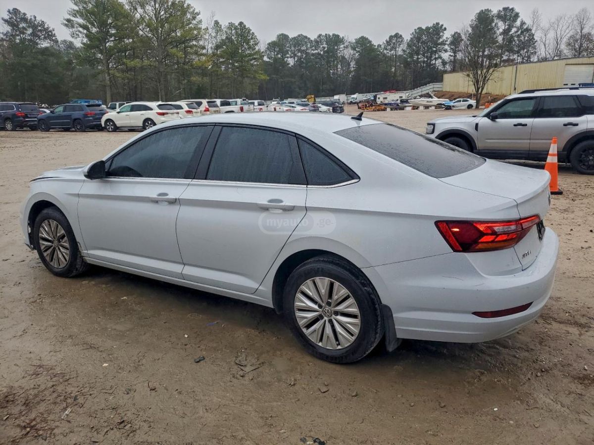 Volkswagen Jetta 2019 — photo 2