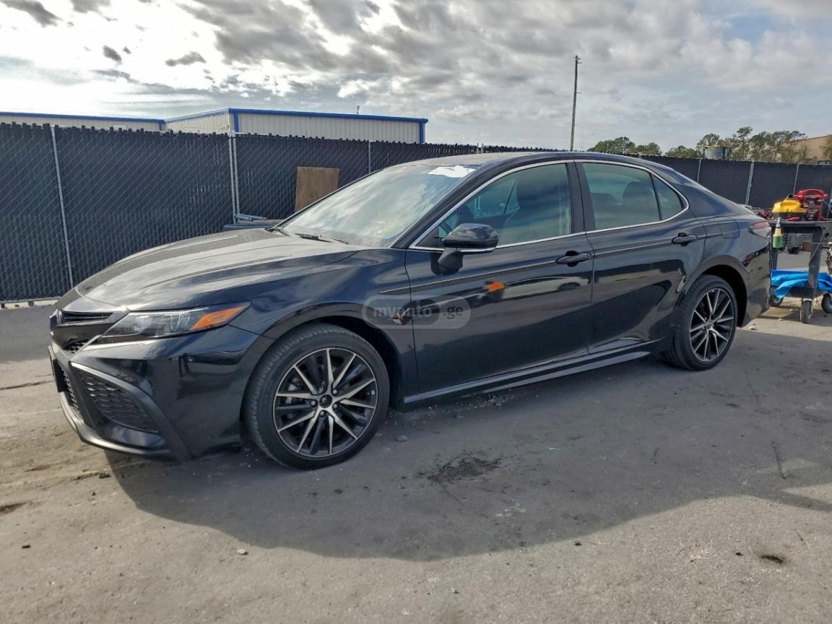 Toyota Camry 2022 — photo 2