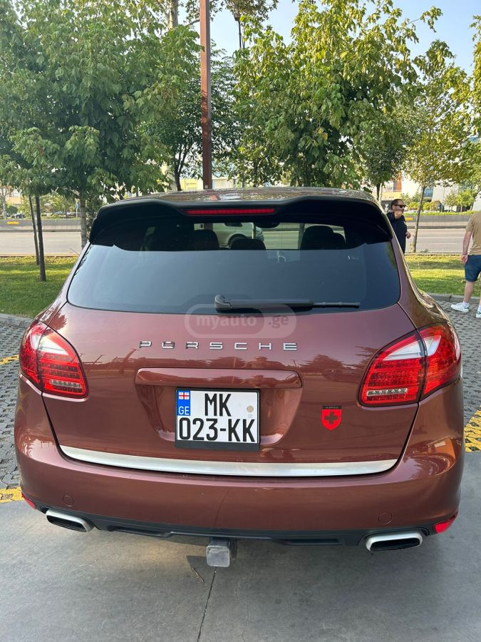 Porsche Cayenne 2010 — photo 2