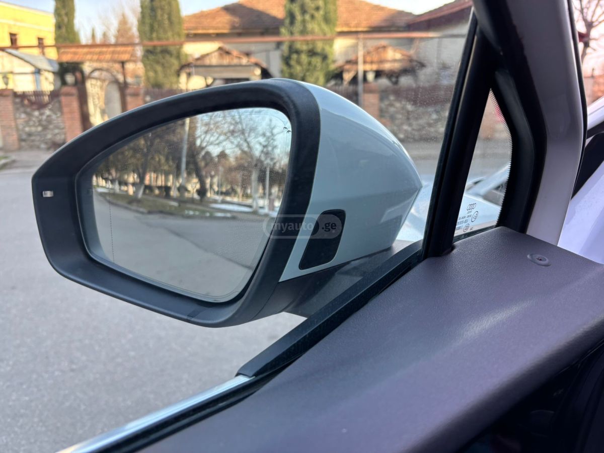 Audi Q4 e-tron 2023 — photo 2