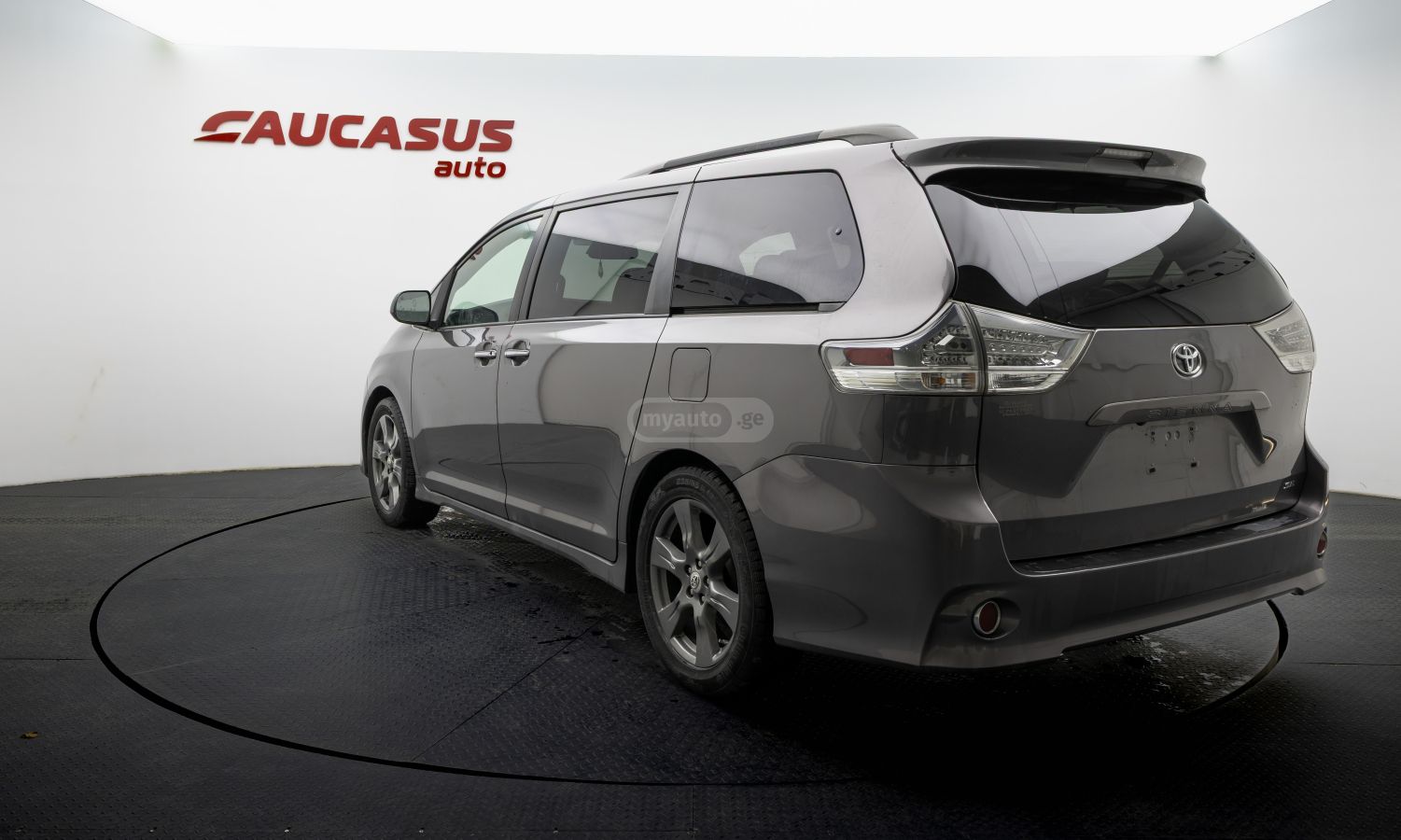 Toyota Sienna 2017 — photo 2