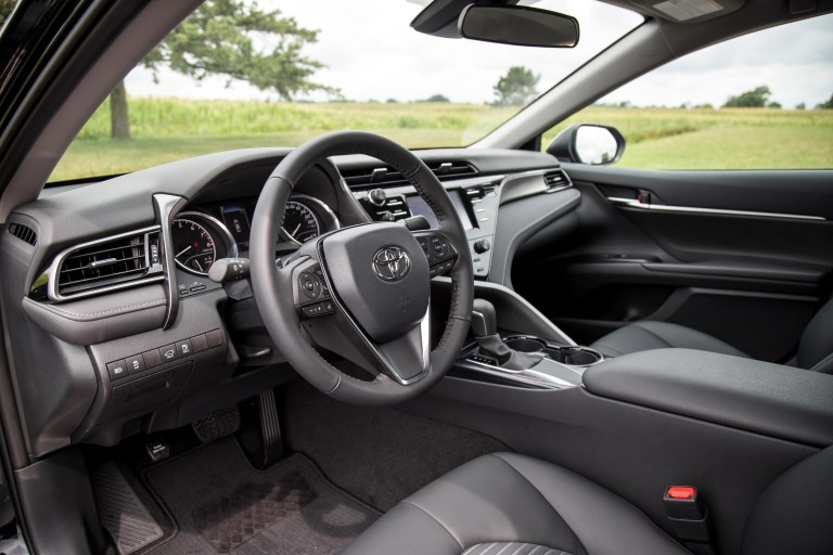 Toyota Camry 2020 — photo 2