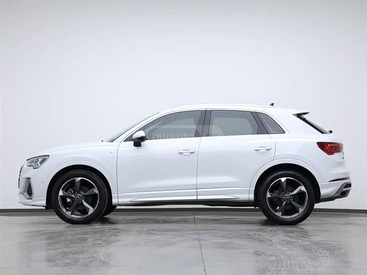 Audi Q3 2022 — photo 2