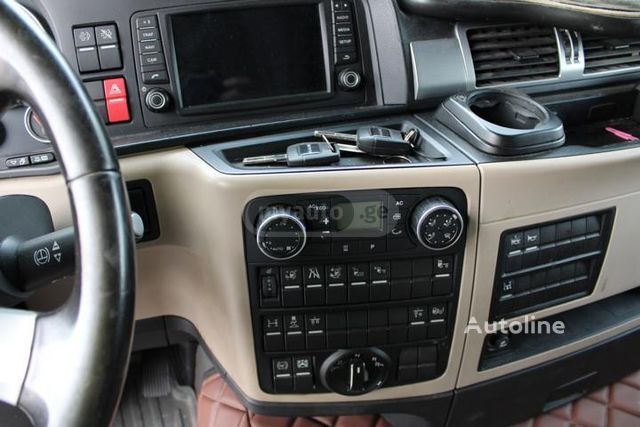 Isuzu TGX 2018 — photo 2