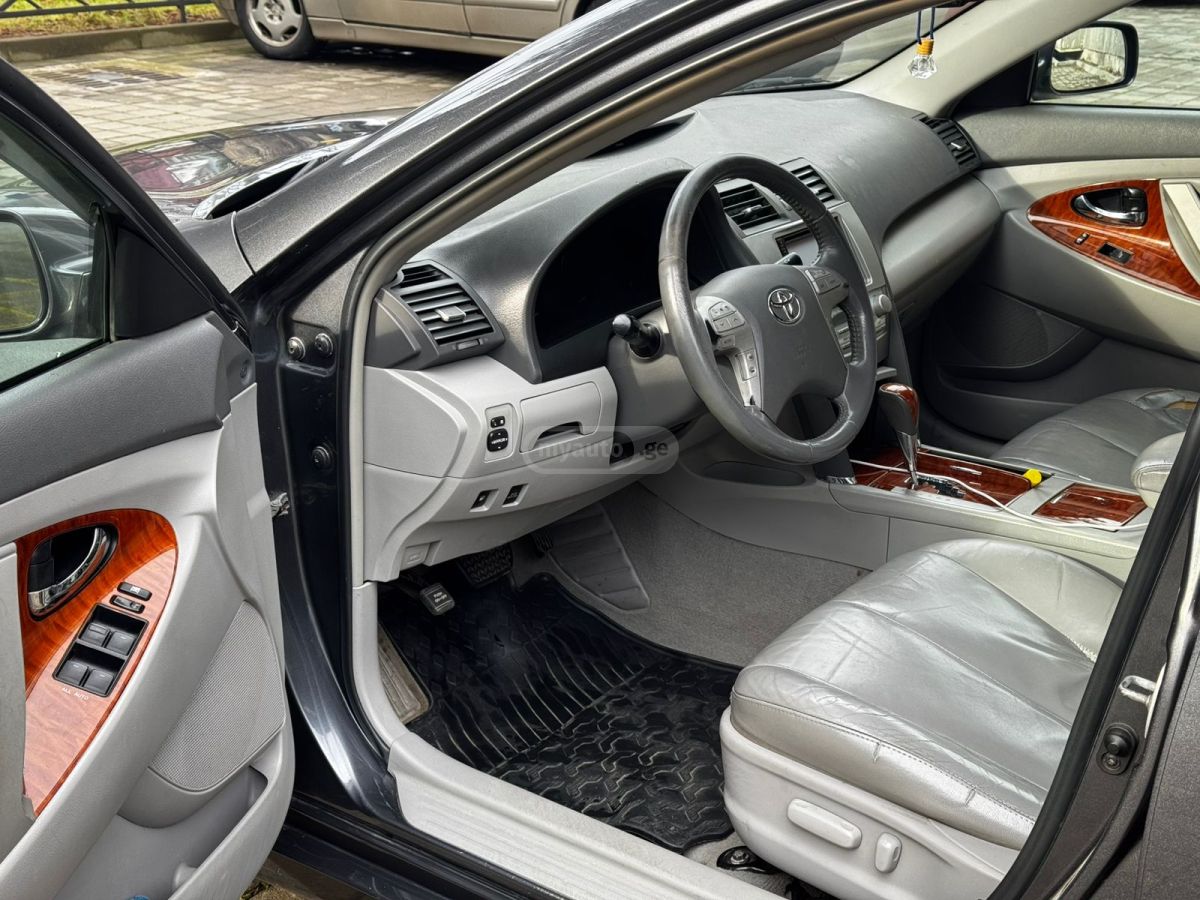 Toyota Camry 2010 — photo 2