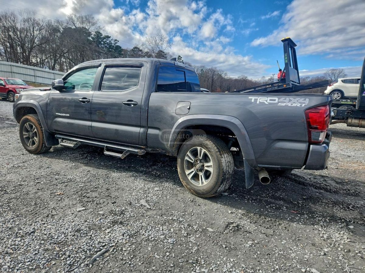 Toyota Tacoma 2018 — photo 2