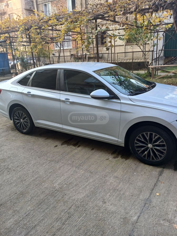 Volkswagen Jetta 2018 — photo 2