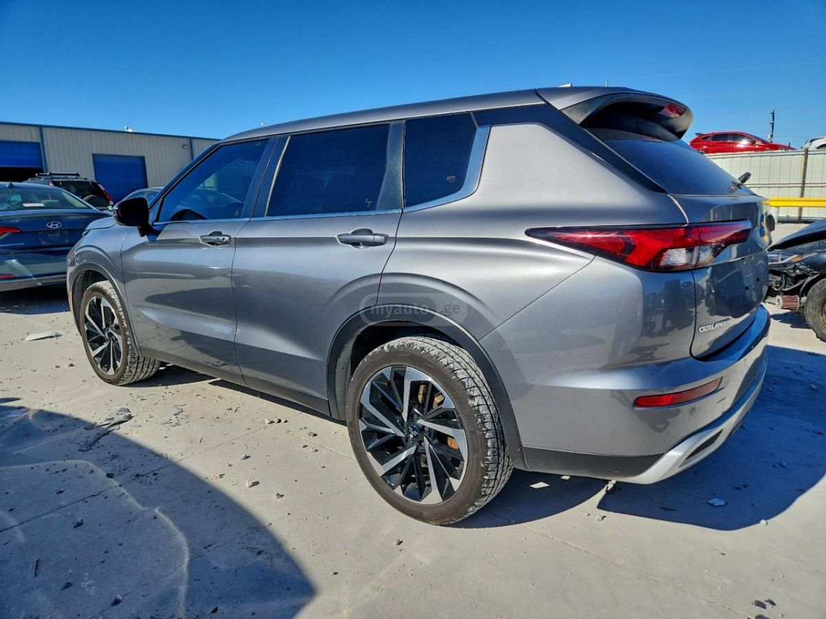 Mitsubishi Outlander 2022 — photo 2