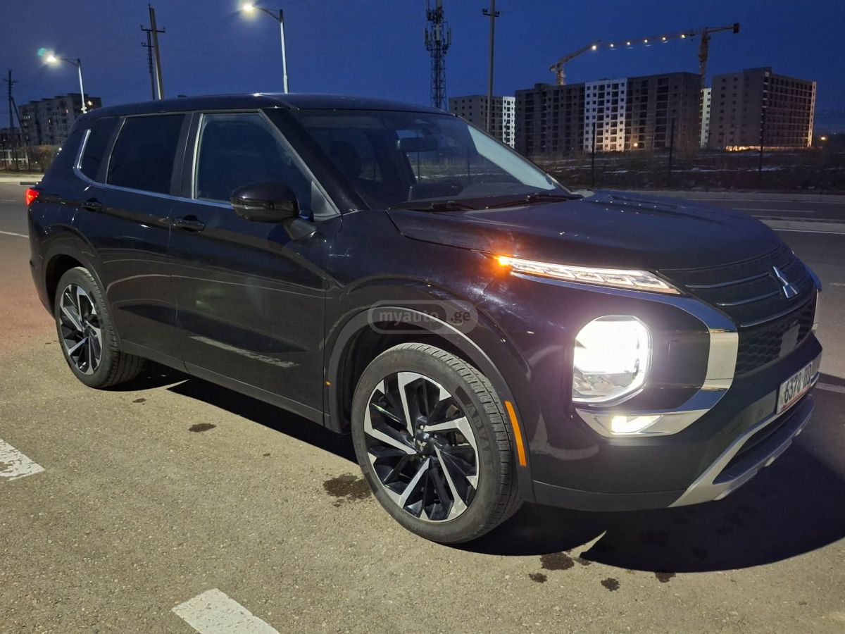 Mitsubishi Outlander 2022 — photo 2