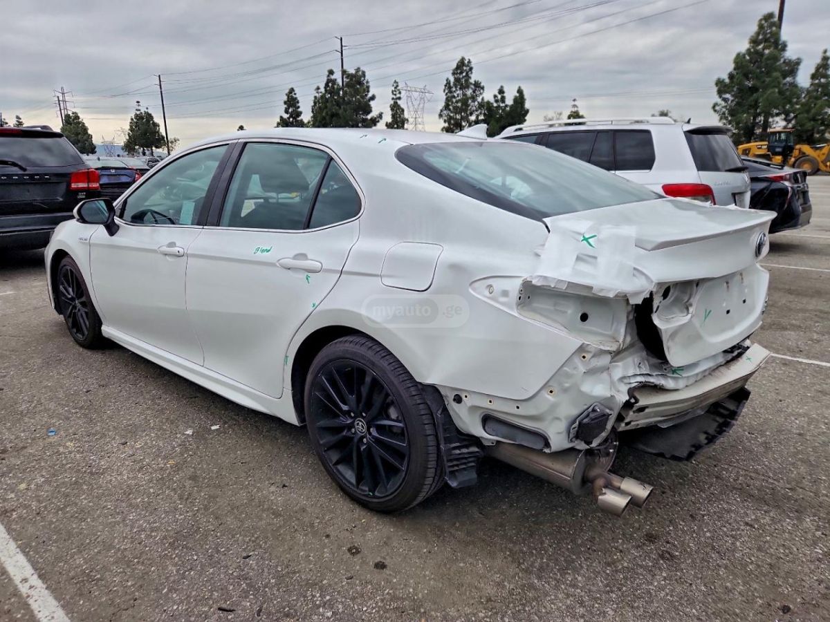 Toyota Camry 2021 — photo 2