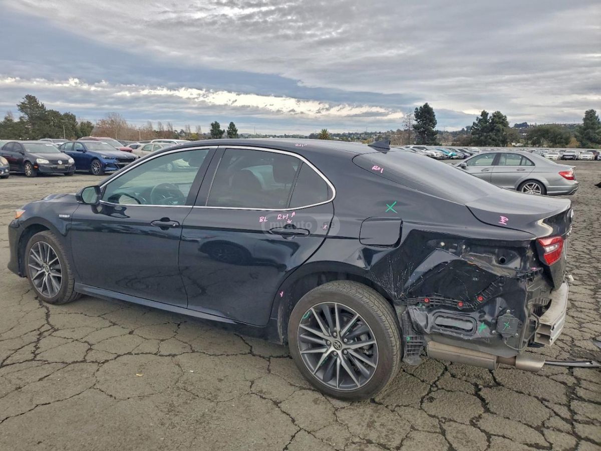 Toyota Camry 2021 — photo 2