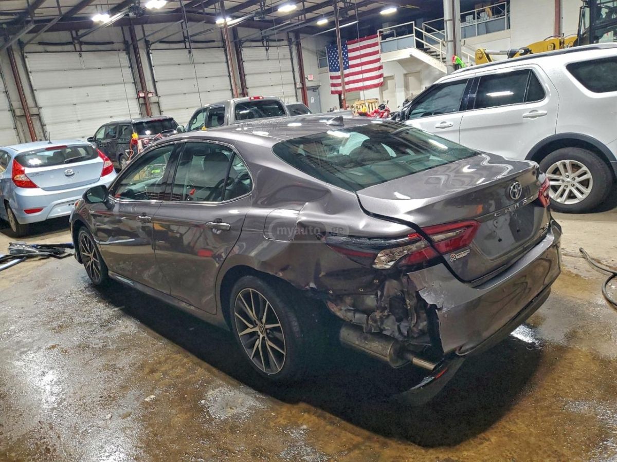 Toyota Camry 2021 — photo 2