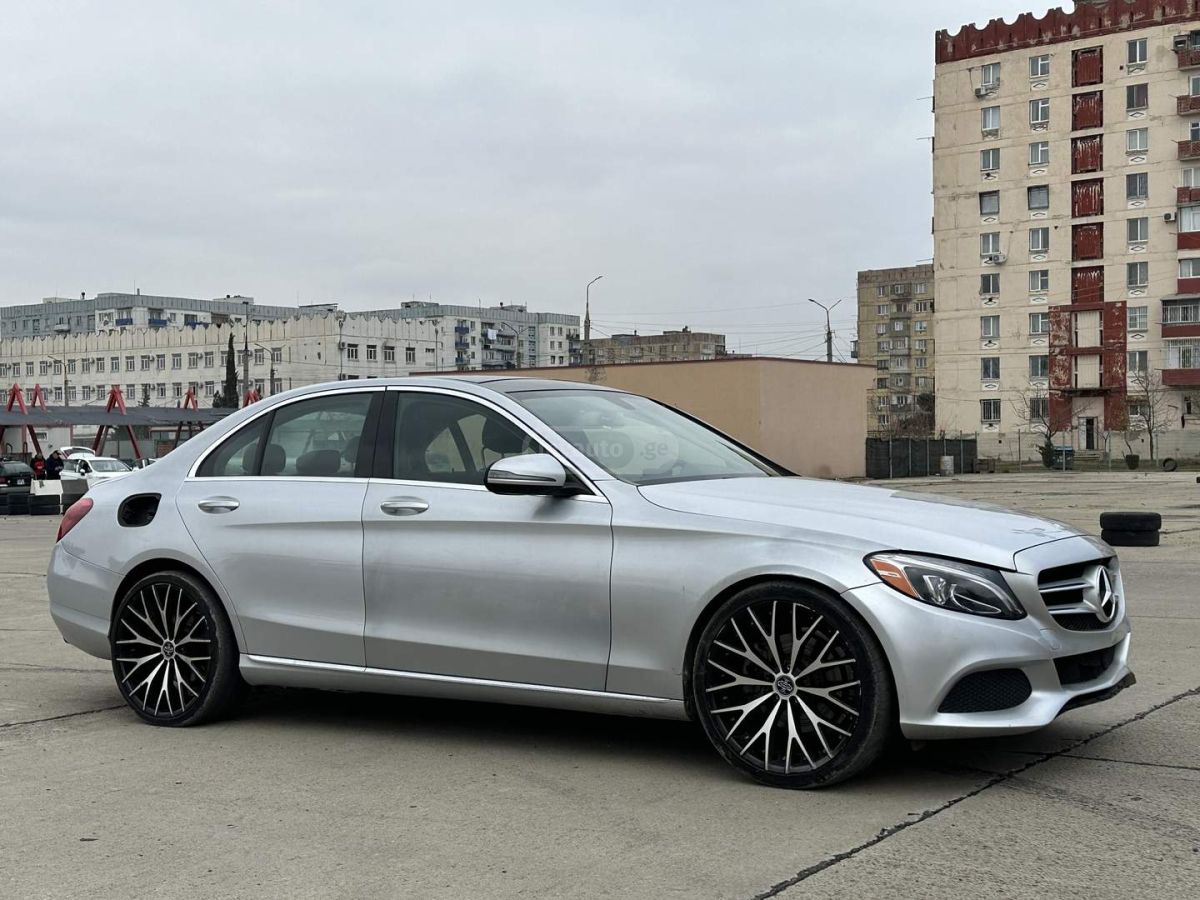 Mercedes-Benz C 300 2018 — photo 2