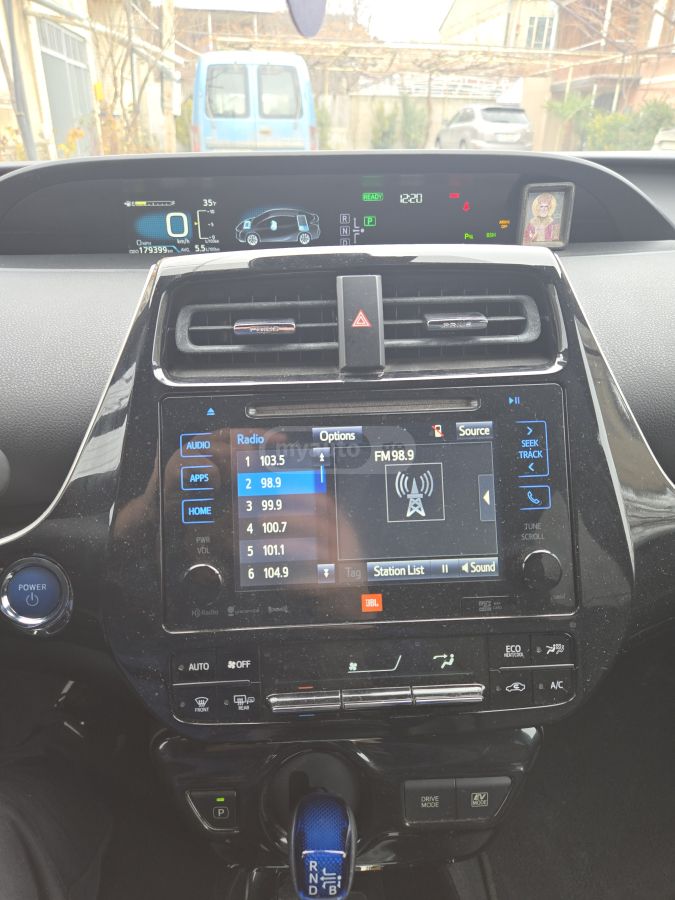 Toyota Prius 2017 — photo 2