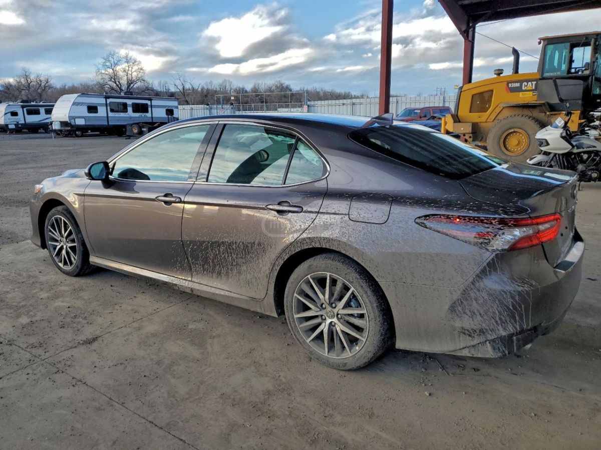 Toyota Camry 2023 — photo 2