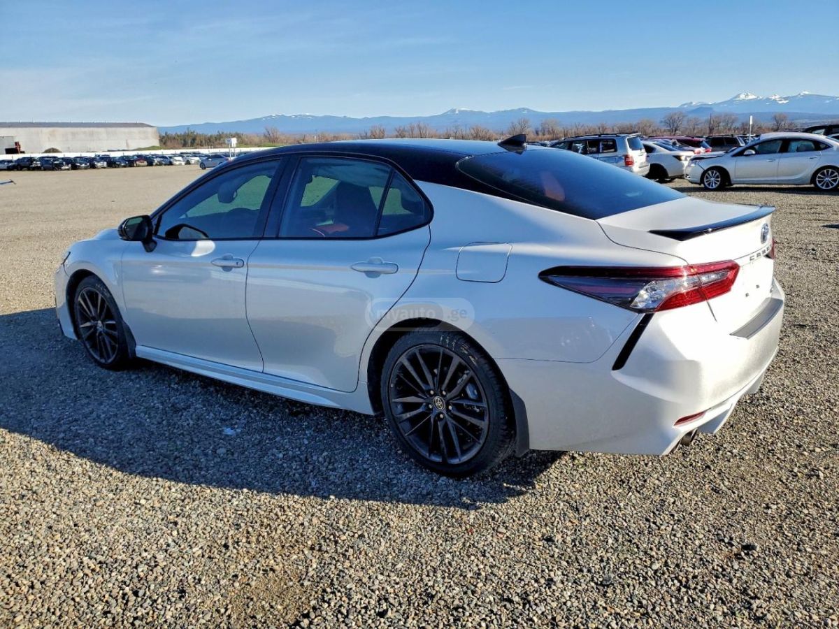 Toyota Camry 2023 — photo 2