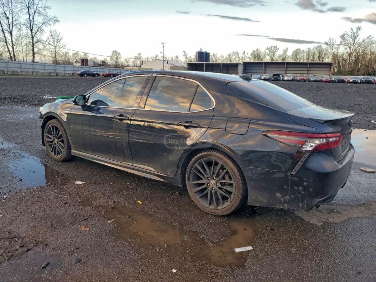Toyota Camry 2021 — photo 2