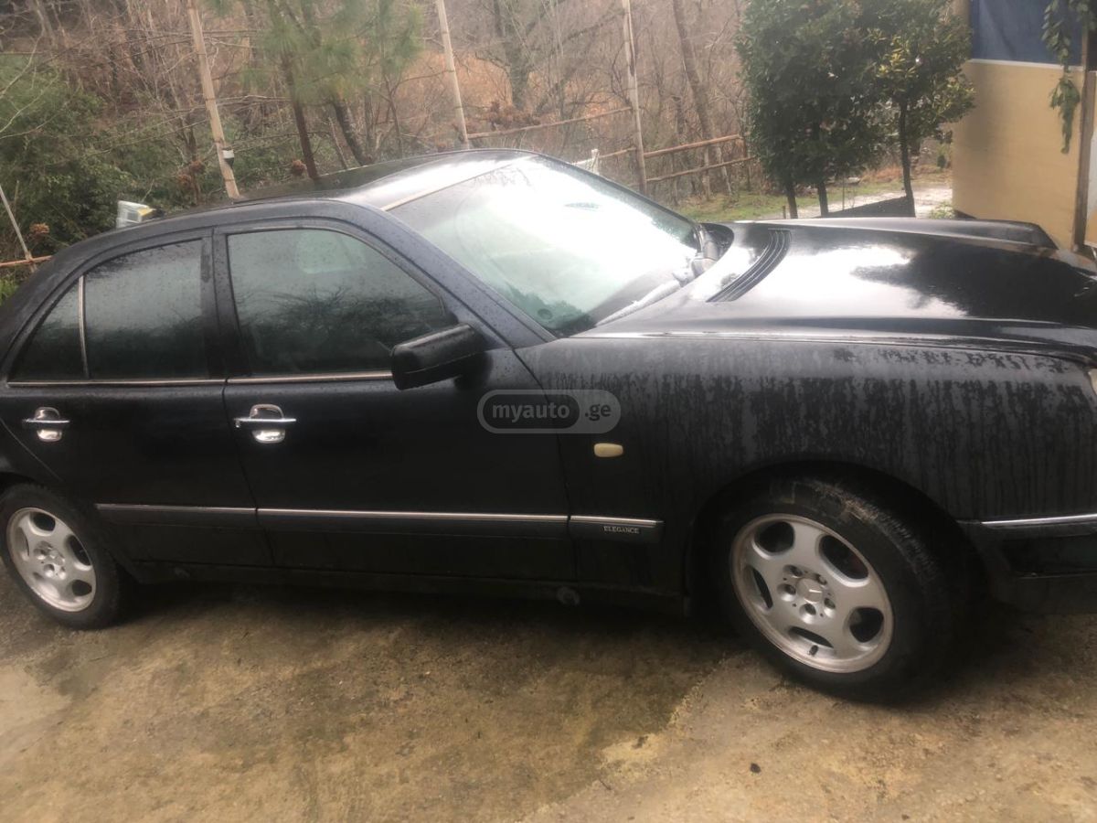 Mercedes-Benz E 220 1996 — photo 2