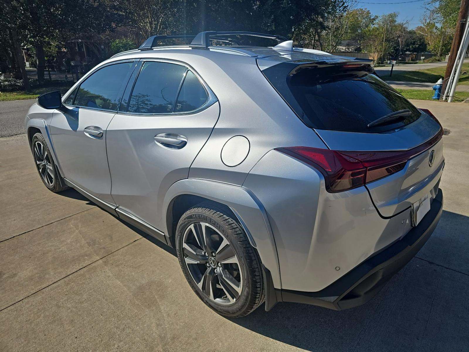 Lexus UX 250 h 2023 — photo 2