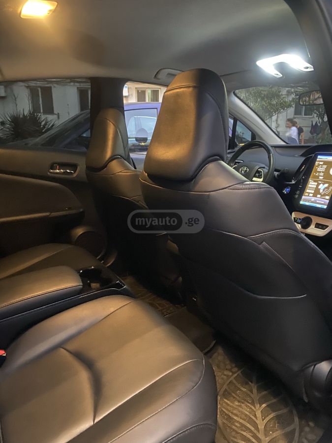 Toyota Prius 2018 — photo 2