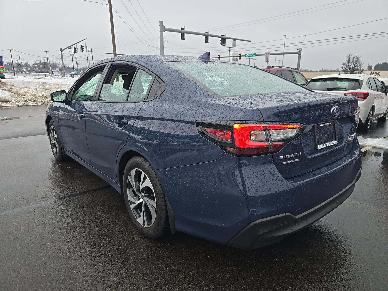 Subaru Legacy 2025 — photo 2