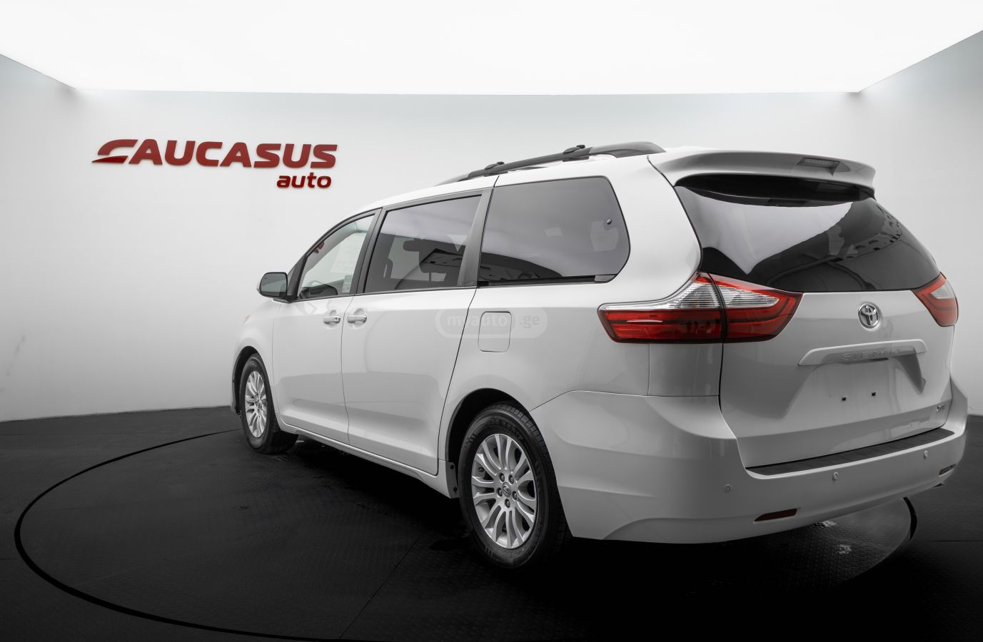 Toyota Sienna 2017 — photo 2