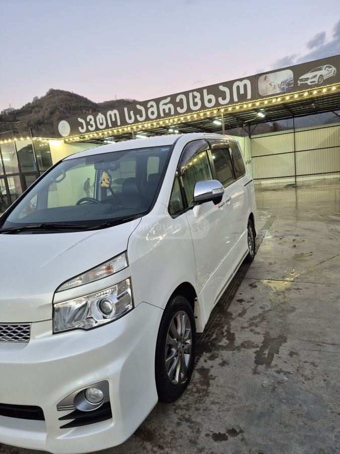 Toyota Voxy 2013 — photo 2