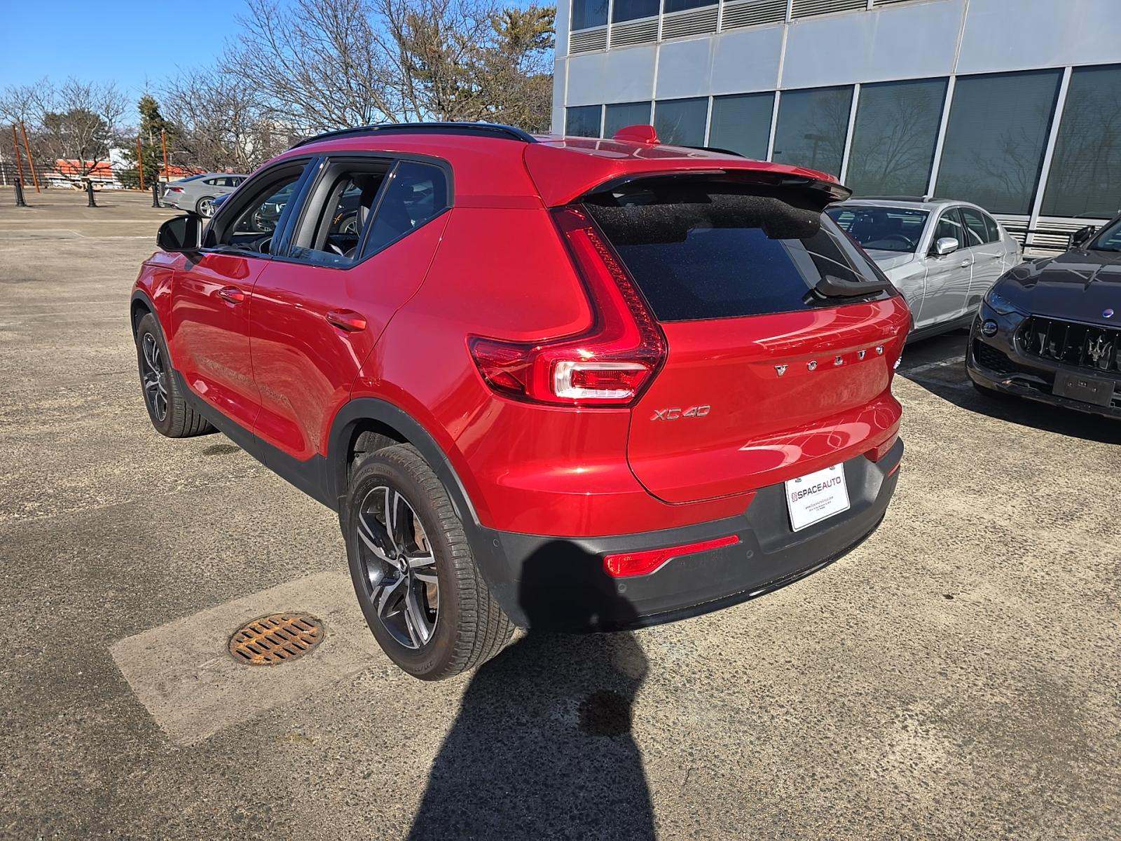 Volvo XC40 2023 — photo 2