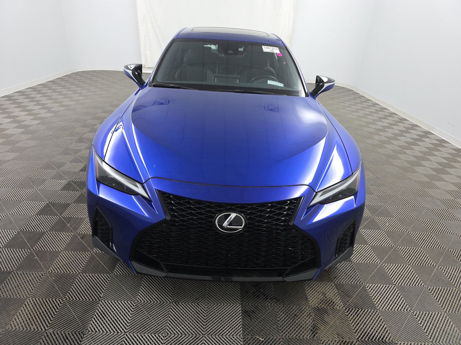 Lexus IS 300 2024 — photo 2