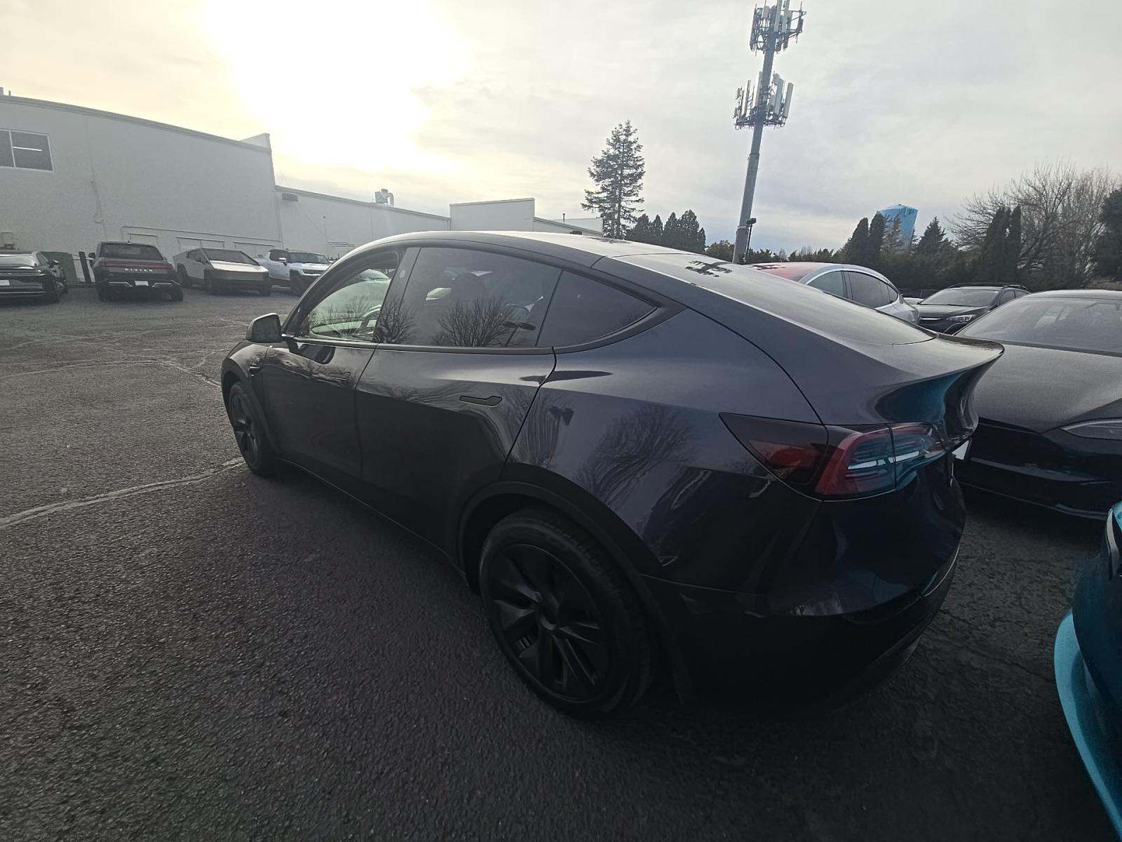 Tesla Model Y 2025 — photo 2