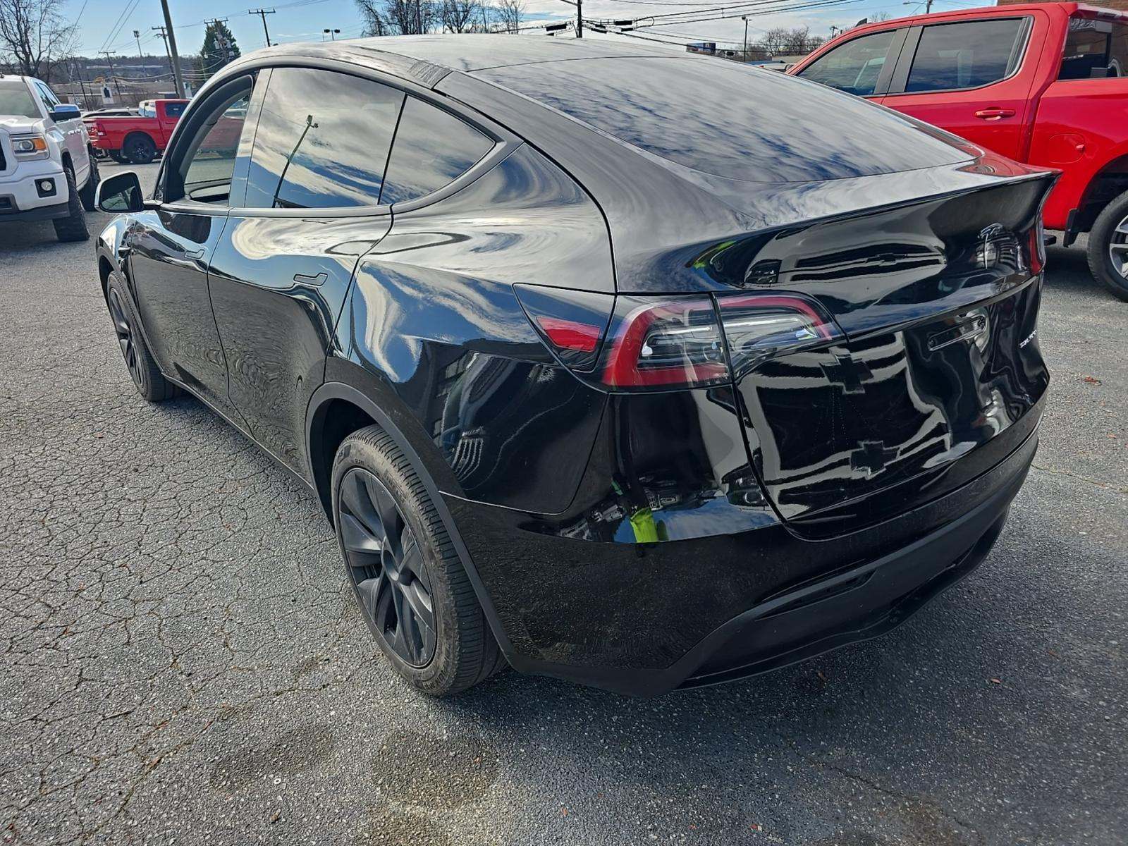 Tesla Model Y 2025 — photo 2