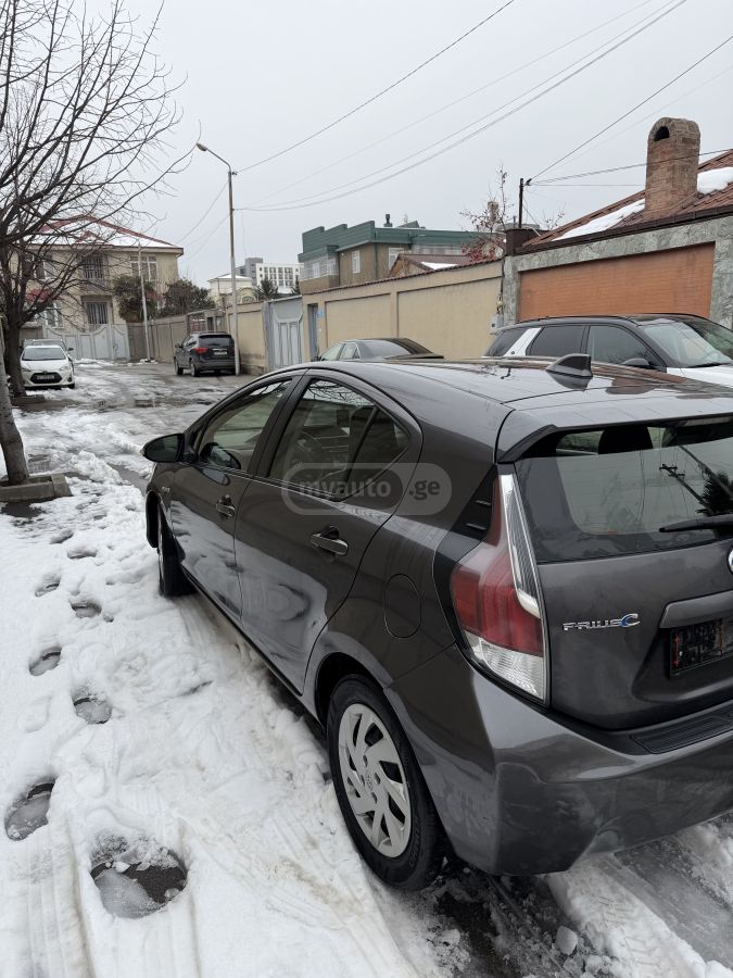 Toyota Prius C 2015 — photo 2