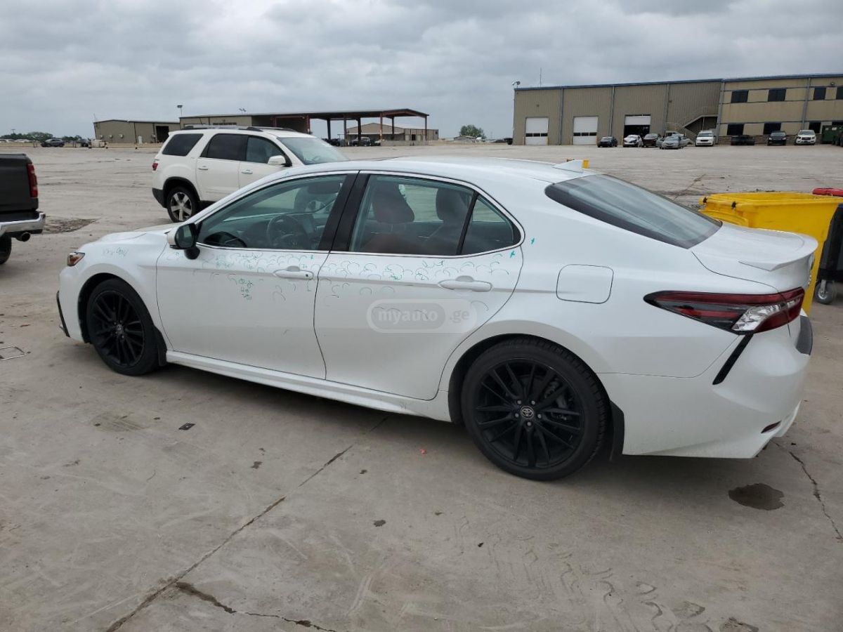 Toyota Camry 2022 — photo 2