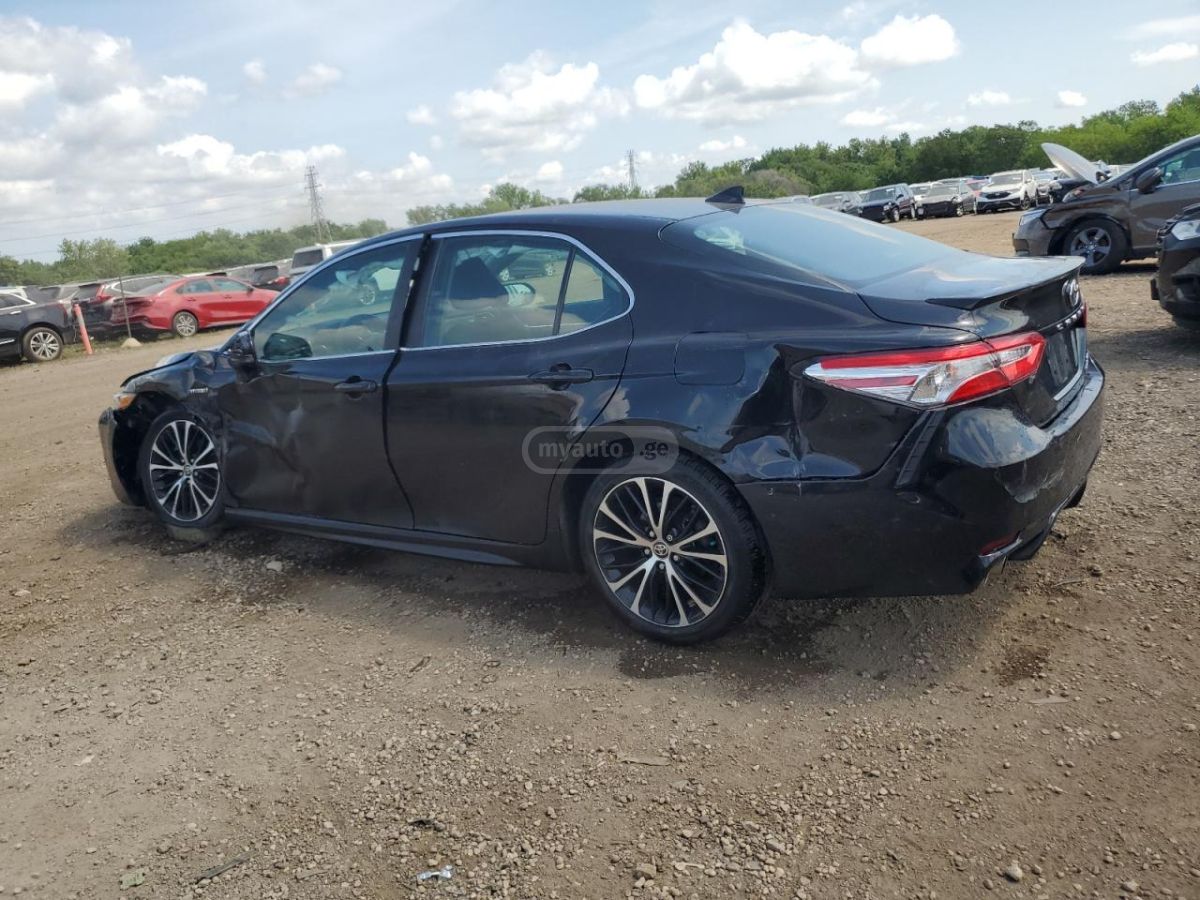 Toyota Camry 2020 — photo 2