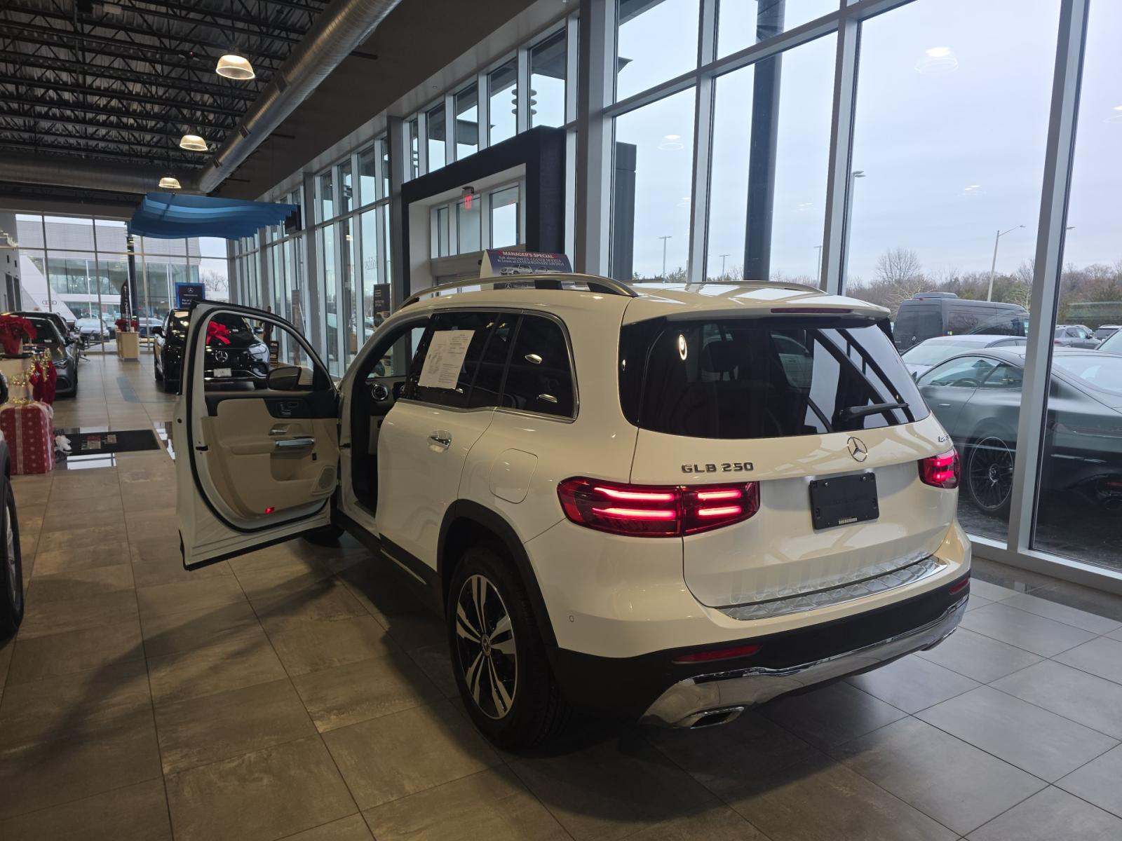 Mercedes-Benz GLB 250 2025 — photo 2