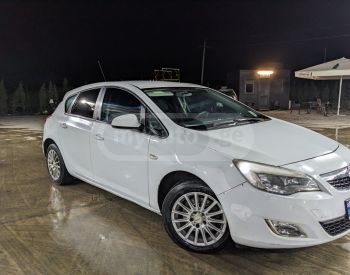Opel Astra 2011 — photo 2