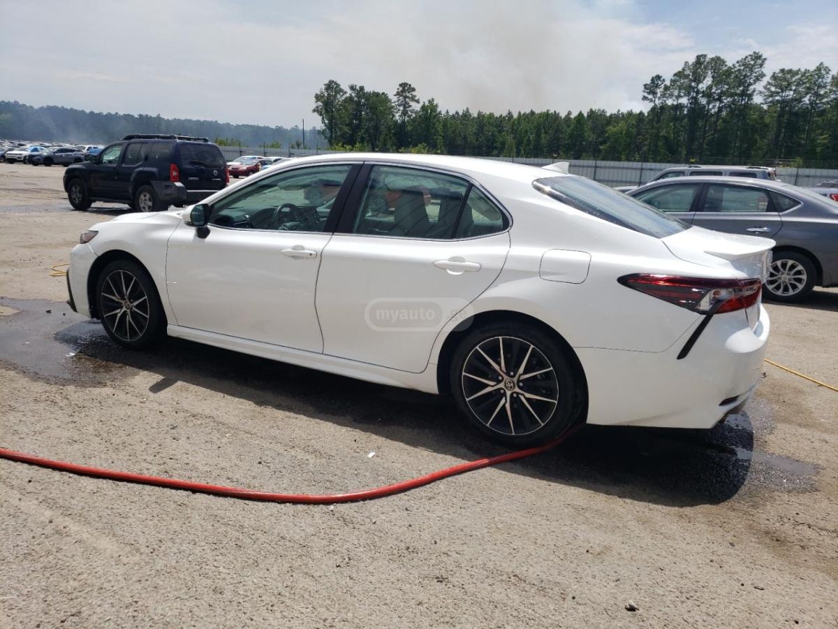 Toyota Camry 2023 — photo 2