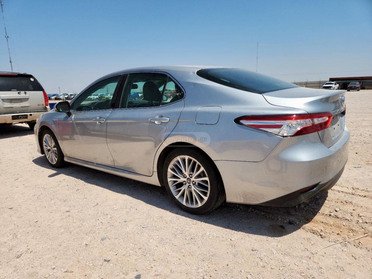 Toyota Camry 2018 — photo 2