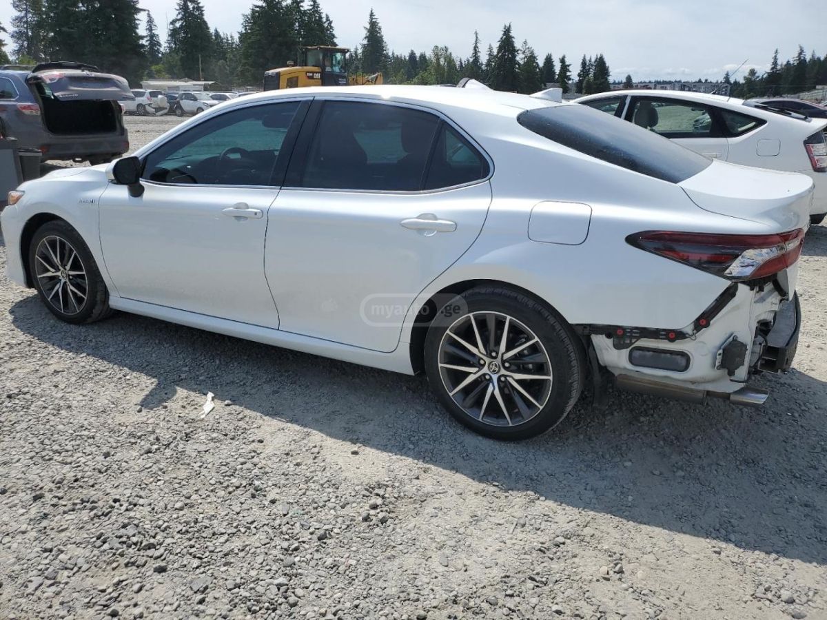 Toyota Camry 2021 — photo 2