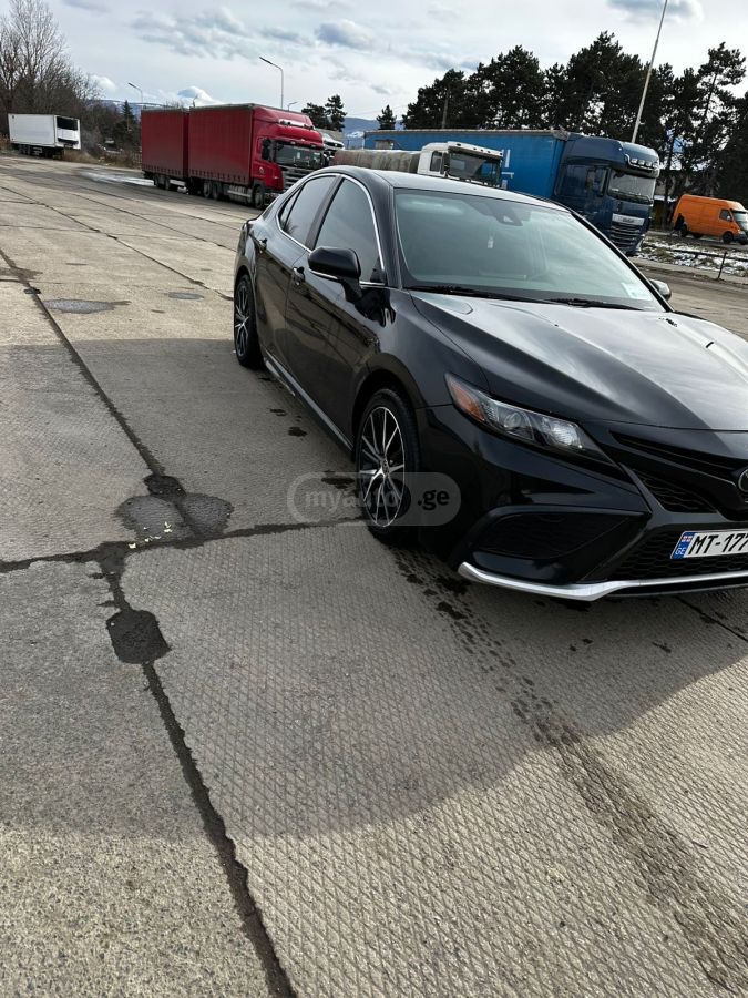 Toyota Camry 2021 — photo 2