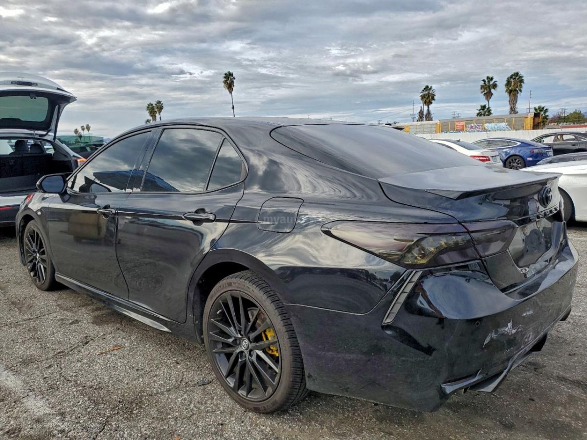 Toyota Camry 2018 — photo 2