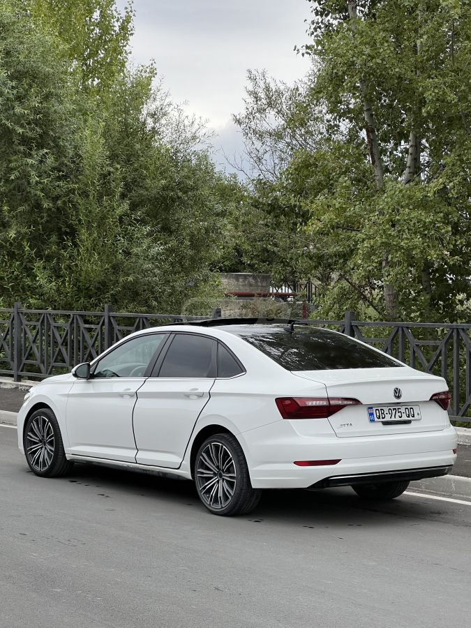 Volkswagen Jetta 2019 — photo 2