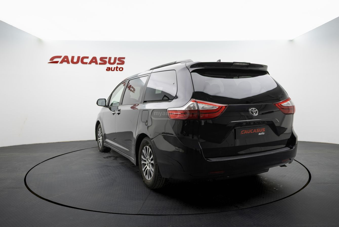 Toyota Sienna 2019 — photo 2