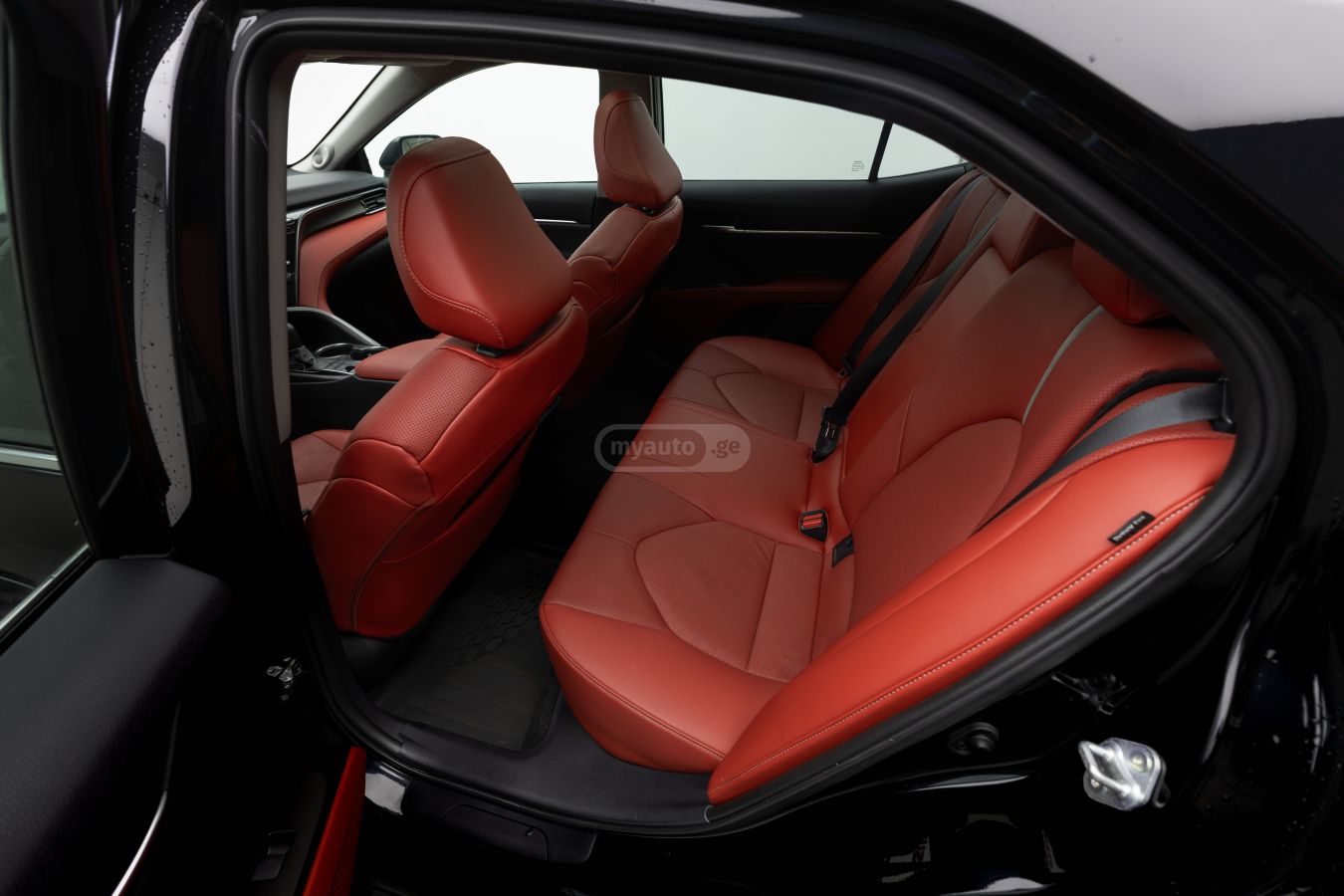 Toyota Camry 2021 — photo 2