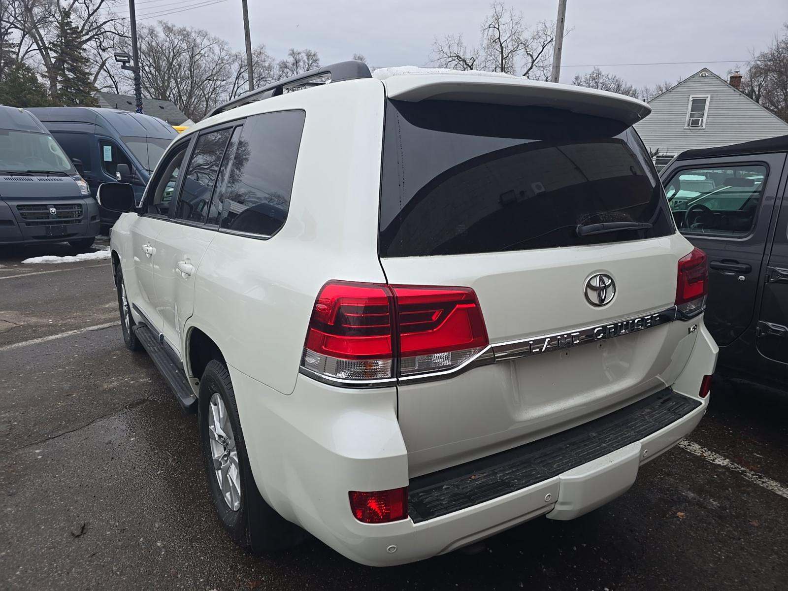 Toyota Land Cruiser 2018 — photo 2