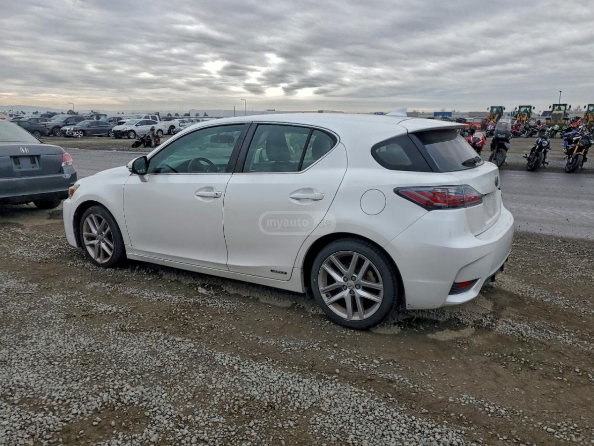 Lexus CT 200 h 2016 — photo 2