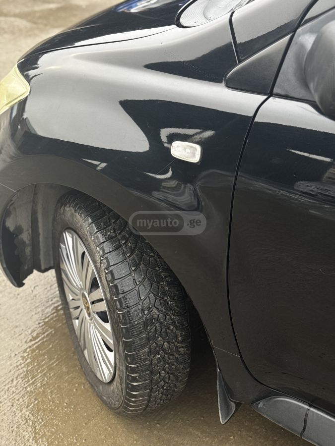 Toyota Ist 2003 — photo 2