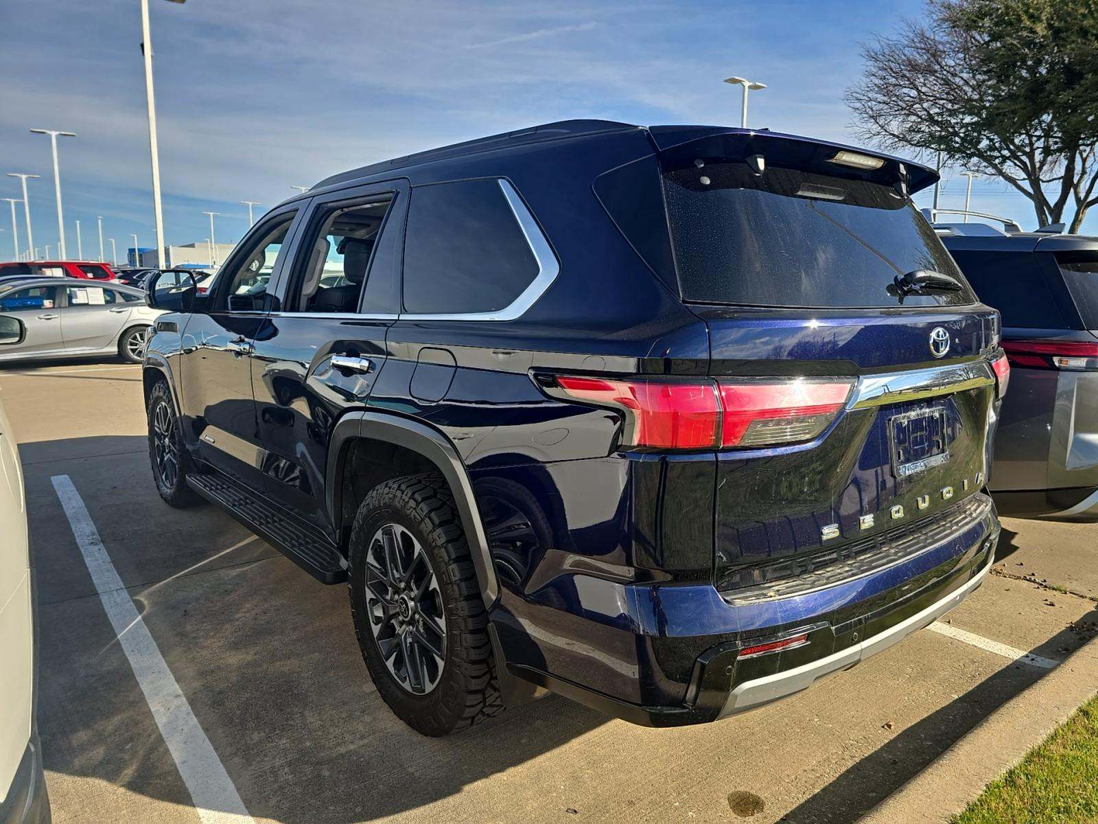 Toyota Sequoia 2023 — photo 2