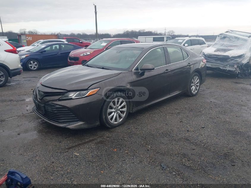 Toyota Camry 2018 — photo 2