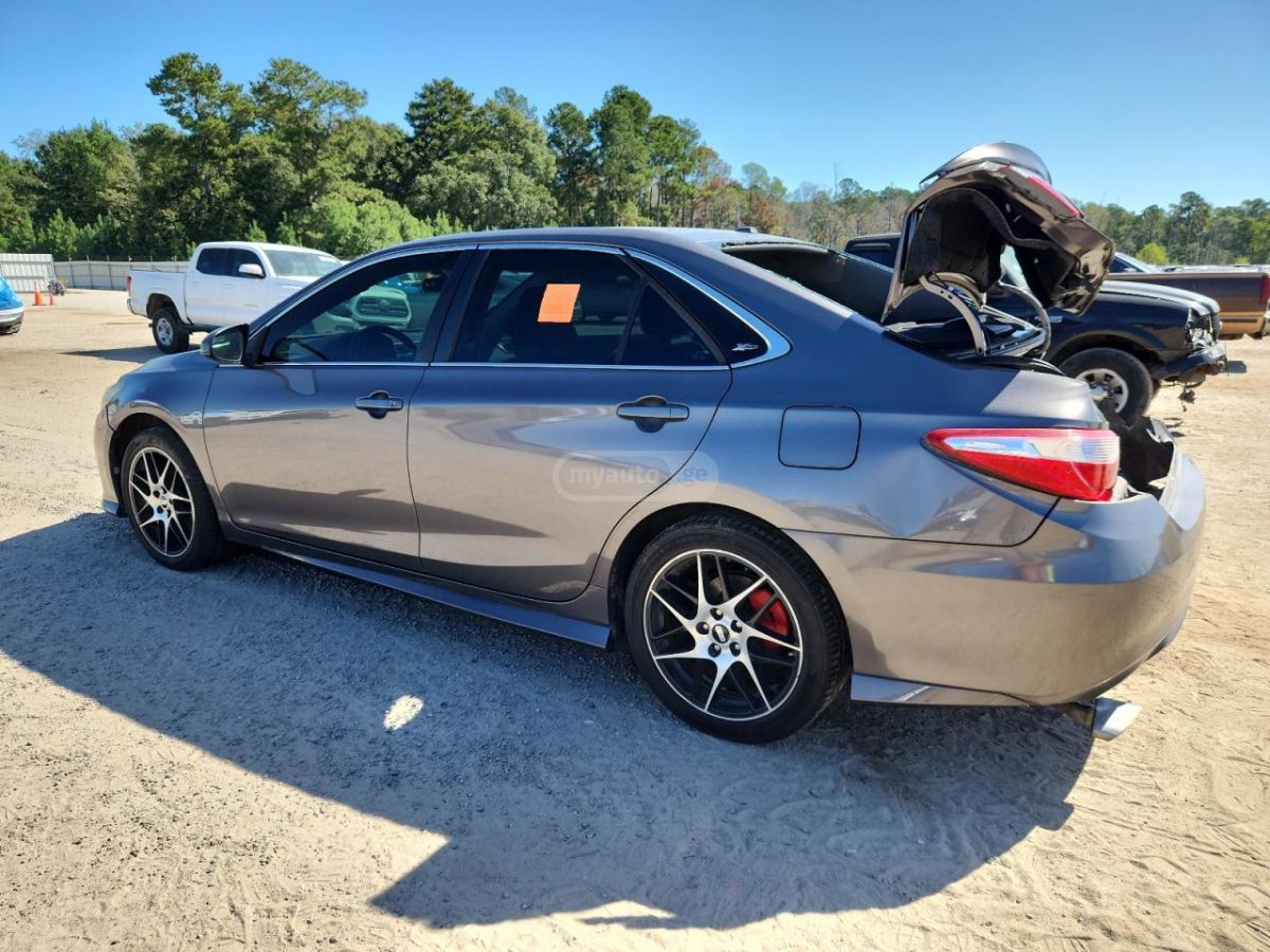 Toyota Camry 2016 — photo 2